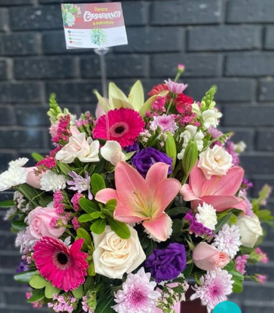 Flor variada en base — Florería Casablanca Torreón