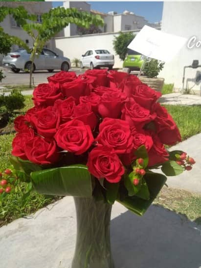 Florero 50 Rosas e Hipericum — foto 1 Florería Casablanca Torreón