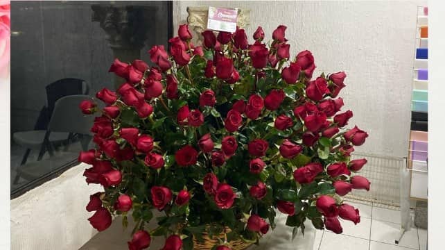 Canasta con 200 Rosas — foto 1 Florería Casablanca Torreón