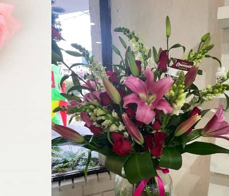 Florero con perritos, rosas y lilis rosas — foto 1 Florería Casablanca Torreón