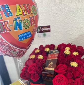 Caja con 50 rosas, Whiskey, Globo y Ferreros — foto 1 Florería Casablanca Torreón