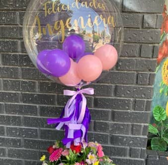 Caja redonda con flor variada y globo burbuja — foto 1 Florería Casablanca Torreón