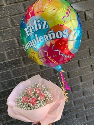 Ramo gipsofilia y rosas, con globo helio — foto 1 Florería Casablanca Torreón