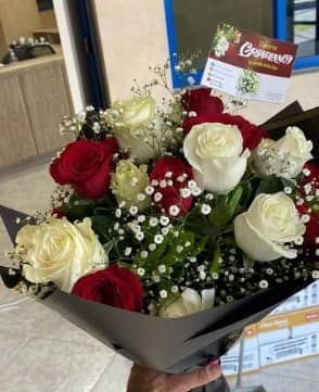 Ramo 24 Rosas (blancas y rojas) — foto 1 Florería Casablanca Torreón