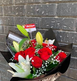 Ramo de 12 Rosas y lilis — foto 1 Florería Casablanca Torreón