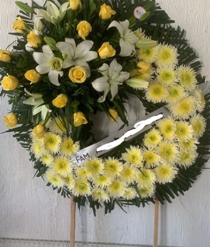 Corona mediana spider, lilis y rosas — arreglo floral Florería Casablanca Torreón