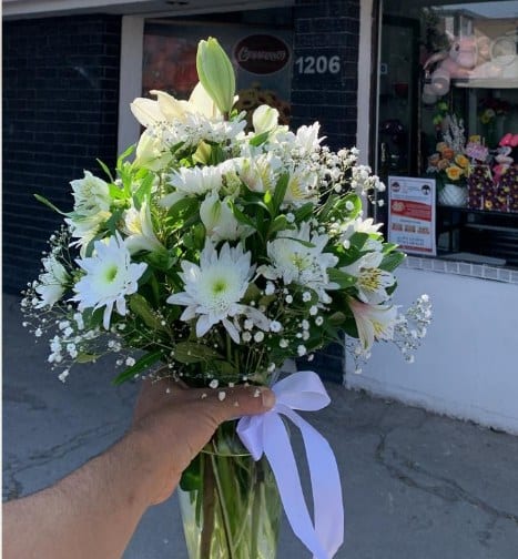 Florero con tonos blancos — arreglo floral Florería Casablanca Torreón