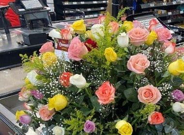 Canasta 100 Rosas tonos claros — arreglo floral Florería Casablanca Torreón