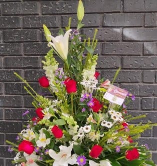 Arreglo en base — Casablancas y Rosas Rojas — arreglo floral Florería Casablanca Torreón