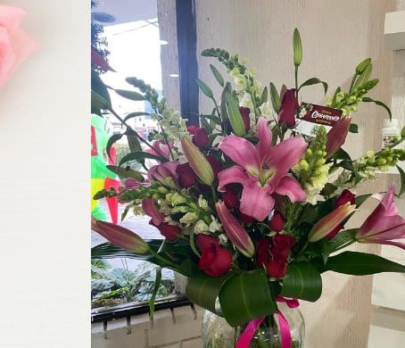 Florero con perritos, rosas y lilis rosas — arreglo floral Florería Casablanca Torreón