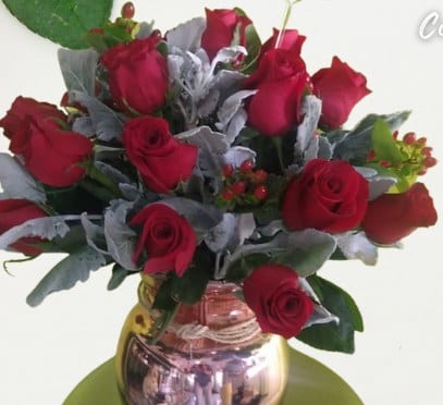 20 Rosas, Dustin e Hipericum — arreglo floral Florería Casablanca Torreón