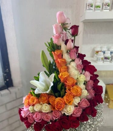 Espiral de Rosas (70) y Gipsofilia — arreglo floral Florería Casablanca Torreón