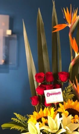 9 Rosas, girasoles, lilis y aves — arreglo floral Florería Casablanca Torreón