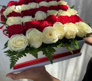 Caja con 18 Rosas Rojas y 18 Blancas — arreglo floral Florería Casablanca Torreón