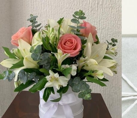 Caja redonda con Rosas y lilis — arreglo floral Florería Casablanca Torreón