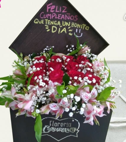 12 Rosas rojas (caja mediana) — arreglo floral Florería Casablanca Torreón