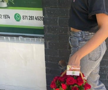 Canasta con 24 Rosas Rojas — arreglo floral Florería Casablanca Torreón