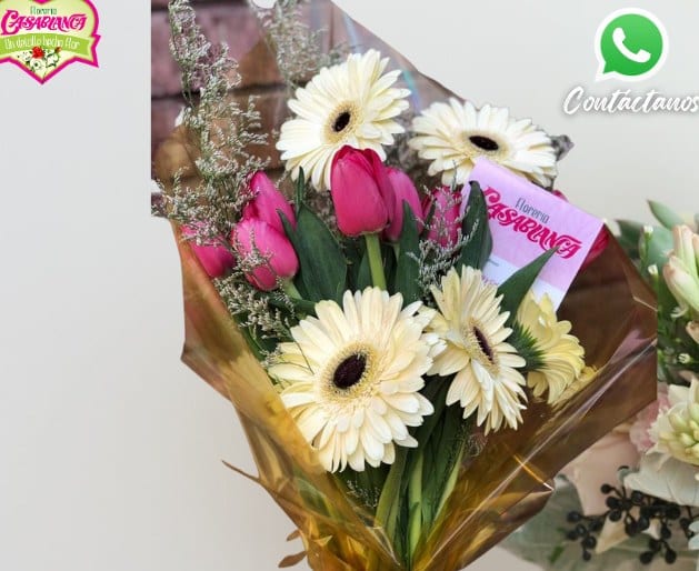 Decena de tulipanes y gerberas — arreglo floral Florería Casablanca Torreón