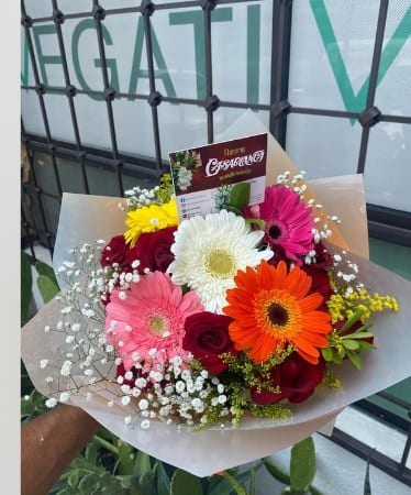 Gerberas y Rosas — arreglo floral Florería Casablanca Torreón