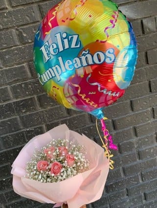 Ramo gipsofilia y rosas, con globo helio — arreglo floral Florería Casablanca Torreón