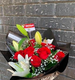 Ramo de 12 Rosas y lilis — arreglo floral Florería Casablanca Torreón