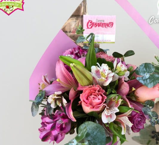 Bouquet de 6 Rosas, astromelias y lilis — arreglo floral Florería Casablanca Torreón