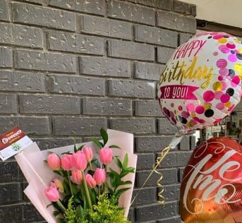 Tulipanes y Globos — arreglo floral Florería Casablanca Torreón