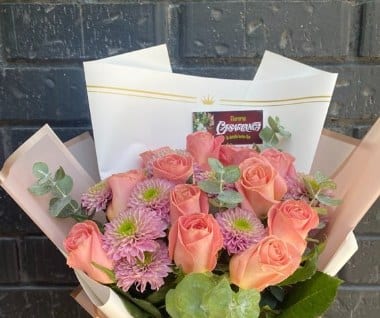 12 Rosas Rosadas y Margaritas Lego — arreglo floral Florería Casablanca Torreón